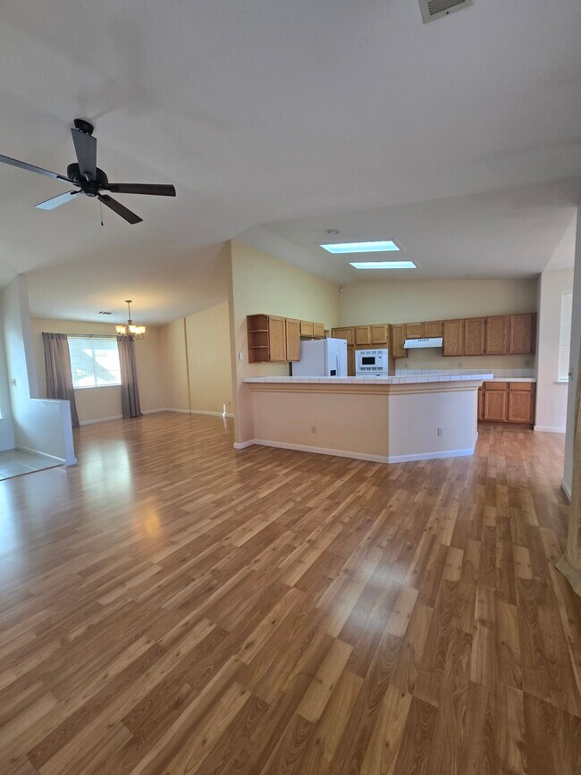 Building Photo - 1749 Bougainvillea Dr