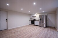 Building Photo - 1042 Davenport Dr