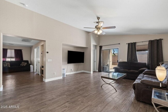 Building Photo - INCREDIBLE UPDATED 3 BEDROOM 2 BATH HOUSE ...