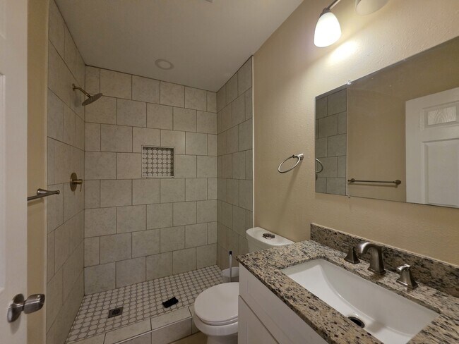 Building Photo - 522 E Davilla Ave