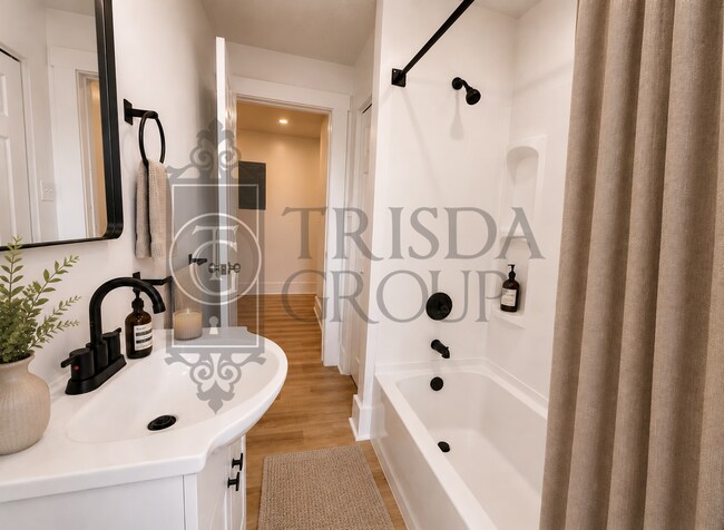 Building Photo - Avail Sept 1: 2BR Apt in Beechview, South Hills.  BEAUTIFUL design, Laminate Floors, AC, Pets OK,...