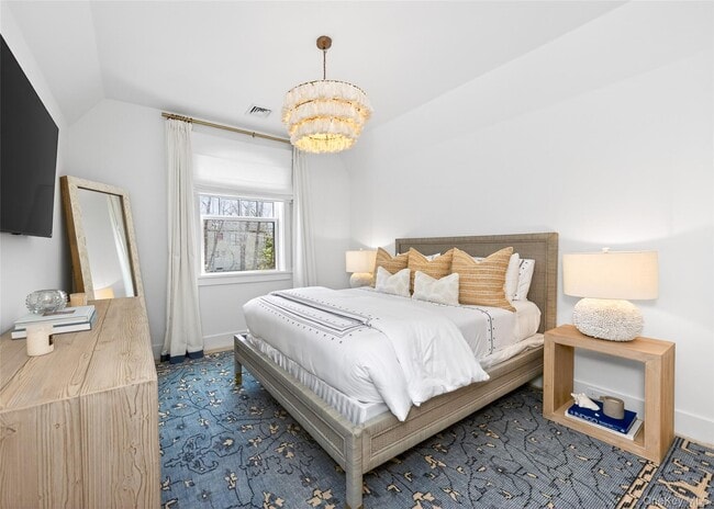 Building Photo - 17 Bayview Rd N