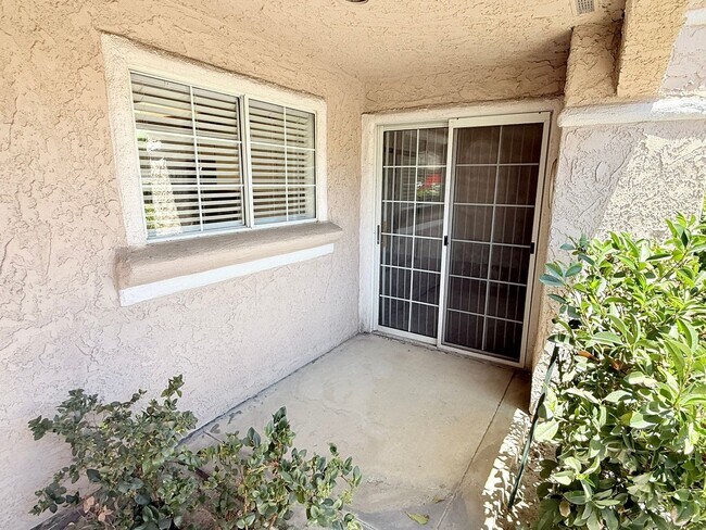 Building Photo - Freshly Updated 2-Bedroom Condo In The Mes...