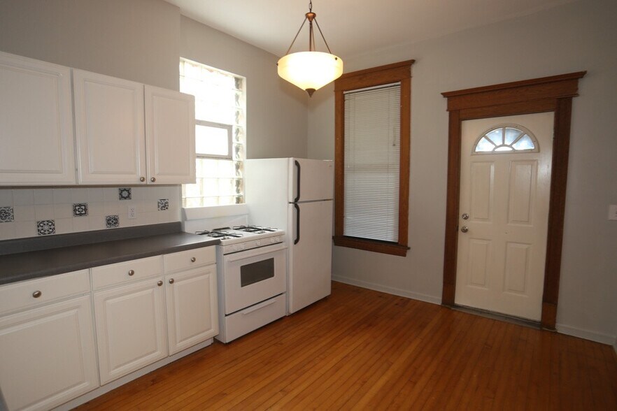 Building Photo - 1326 N Claremont Ave