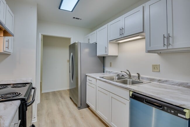 Building Photo - 4315 Parkwood Dr