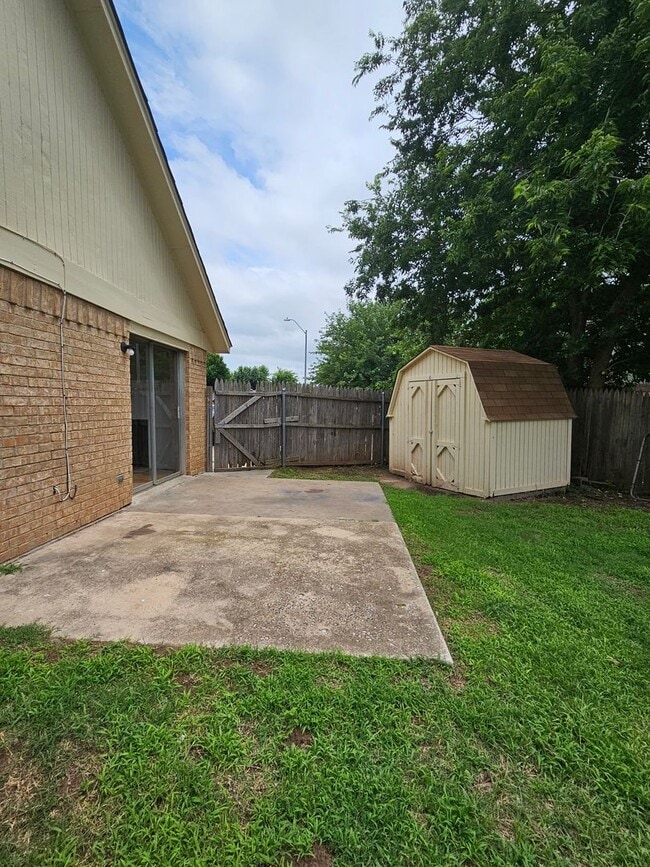 Building Photo - West Norman Duplex Avail NOW!