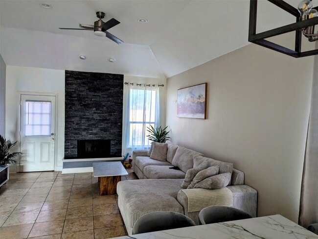 Building Photo - 2402 Raintree Village Dr