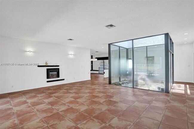 Building Photo - 16610 Royal Poinciana Ct