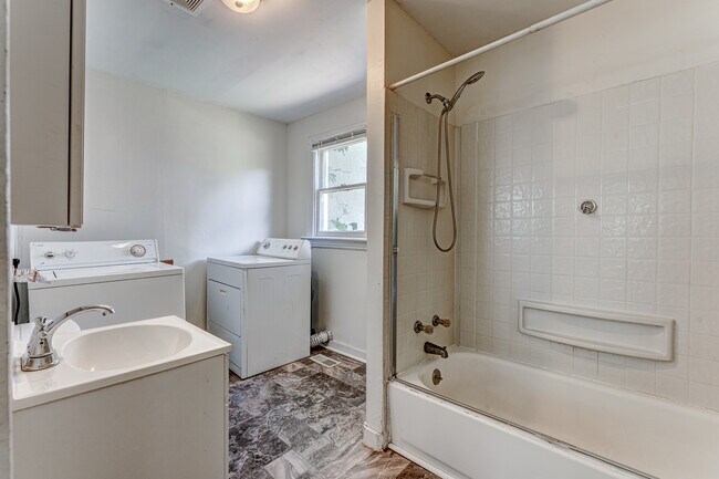 Building Photo - 975 Dorsey Ave
