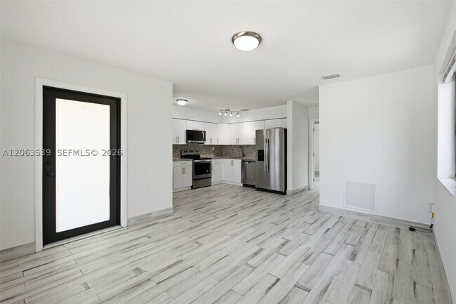 Building Photo - 2627 SW 29th Pl