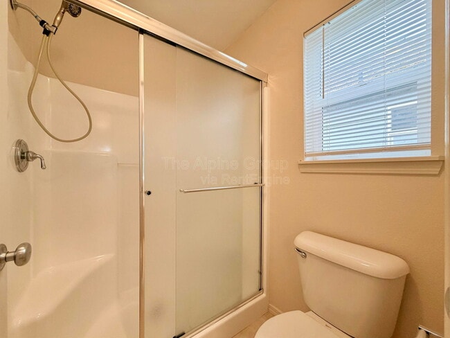 Building Photo - 958 SE Roundelay St