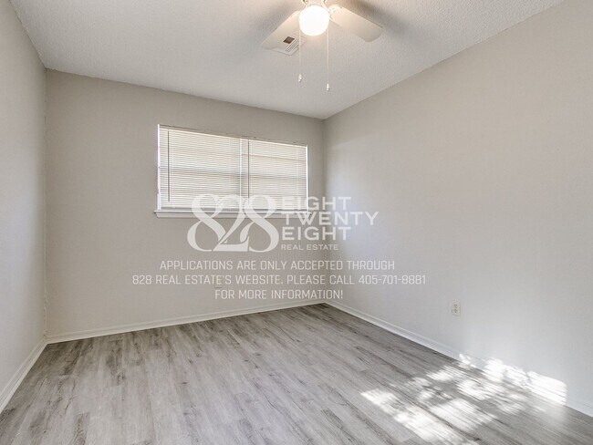Building Photo - *COMING SOON - TOURS EST TO BEGIN 6/22/26*  2 Bed/1 Bath Tri-plex Home in Noble