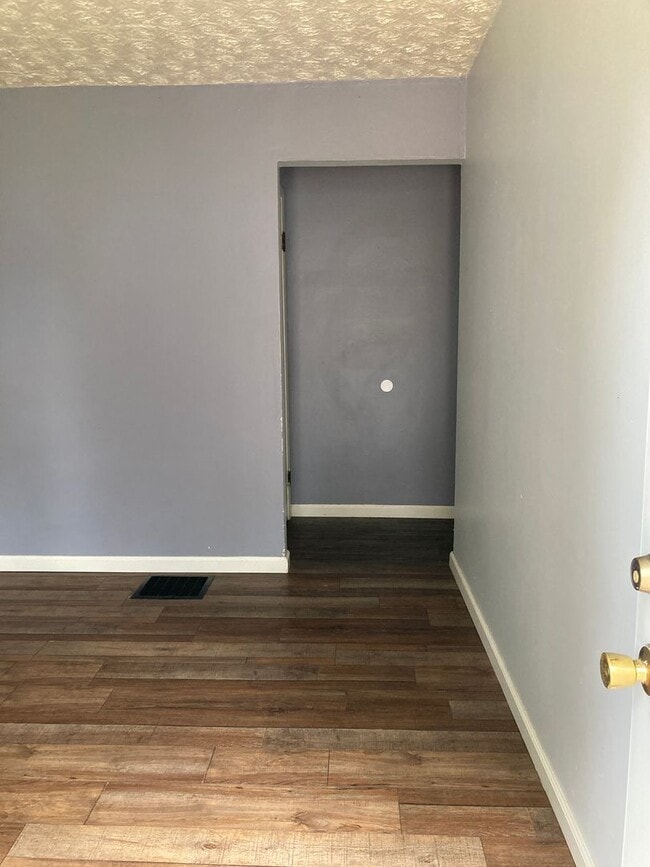Building Photo - 2 bedroom with fenced in yard