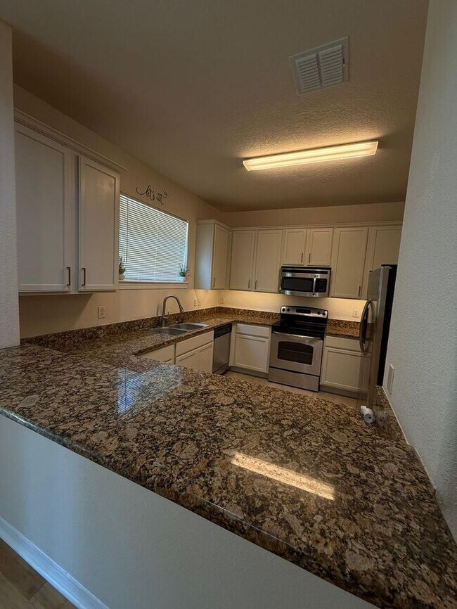 Building Photo - Beautifully Updated 3-Bedroom Townhouse in Kissimmee – Gated Community with Pool