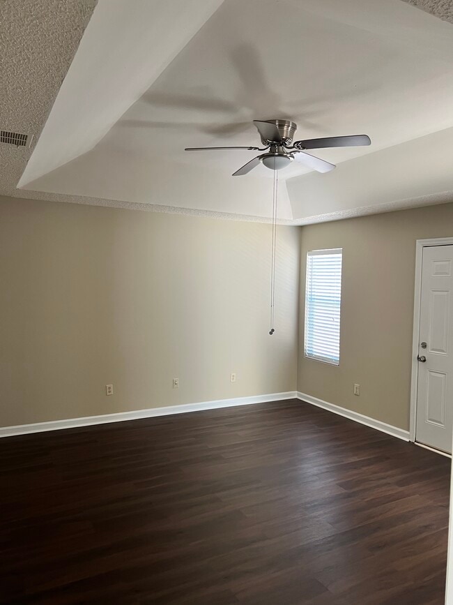 Building Photo - 2400 Glenmore Ct SW