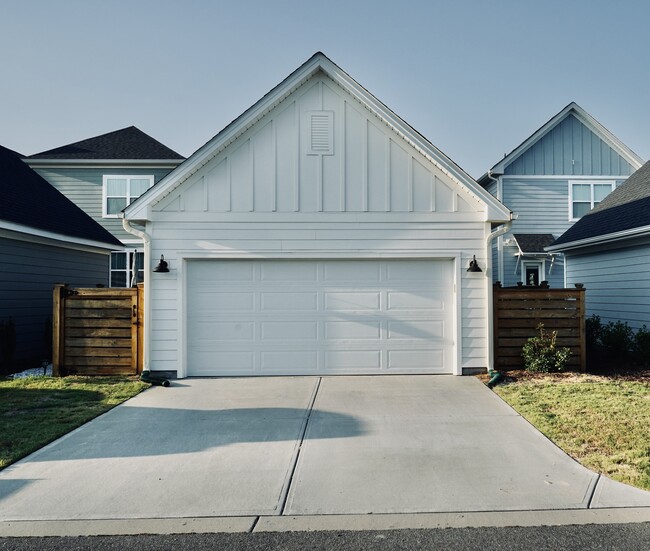 Building Photo - 832 Edgerton Dr