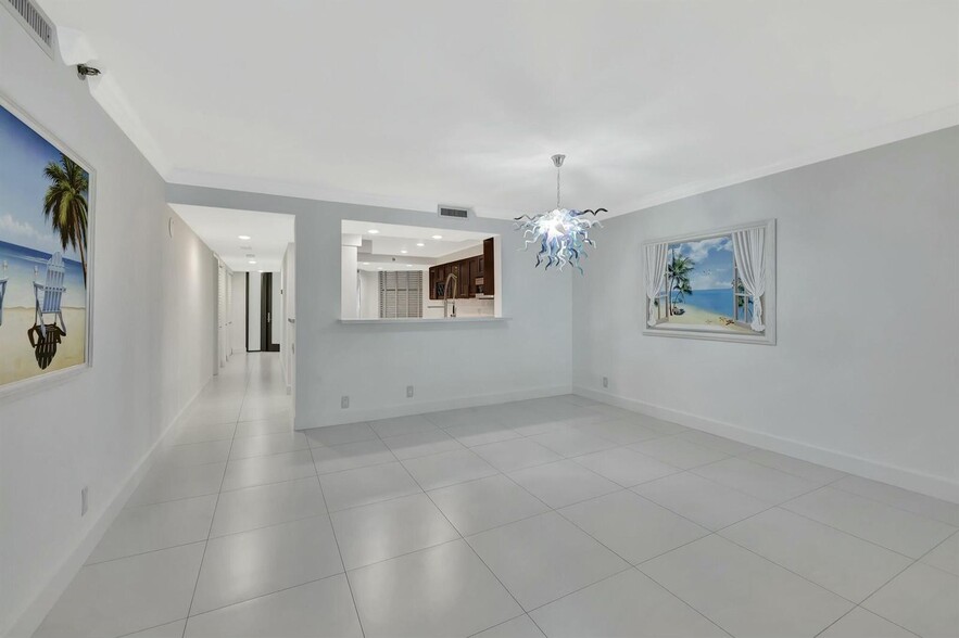 Building Photo - 1167 Hillsboro Mile
