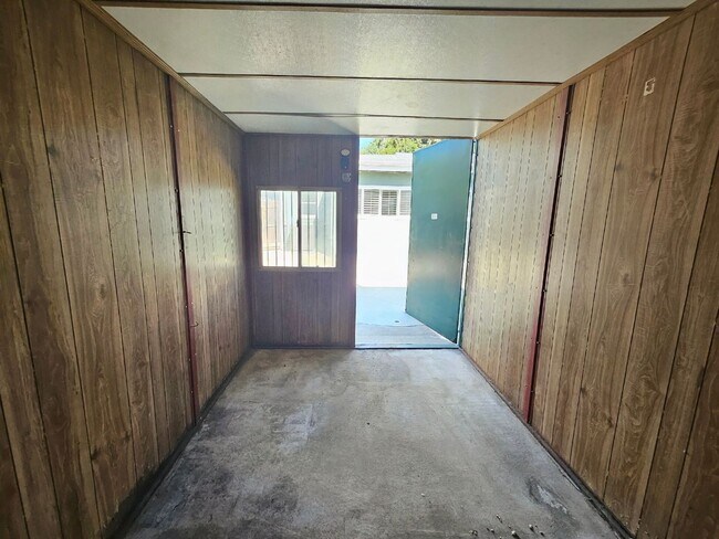 Building Photo - **Charming 3-Bedroom Home in Burbank Rancho**