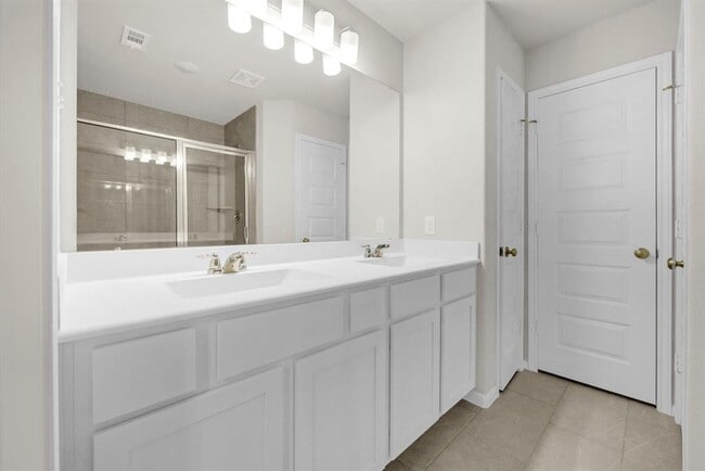 Building Photo - 5606 Hyde Park Dr