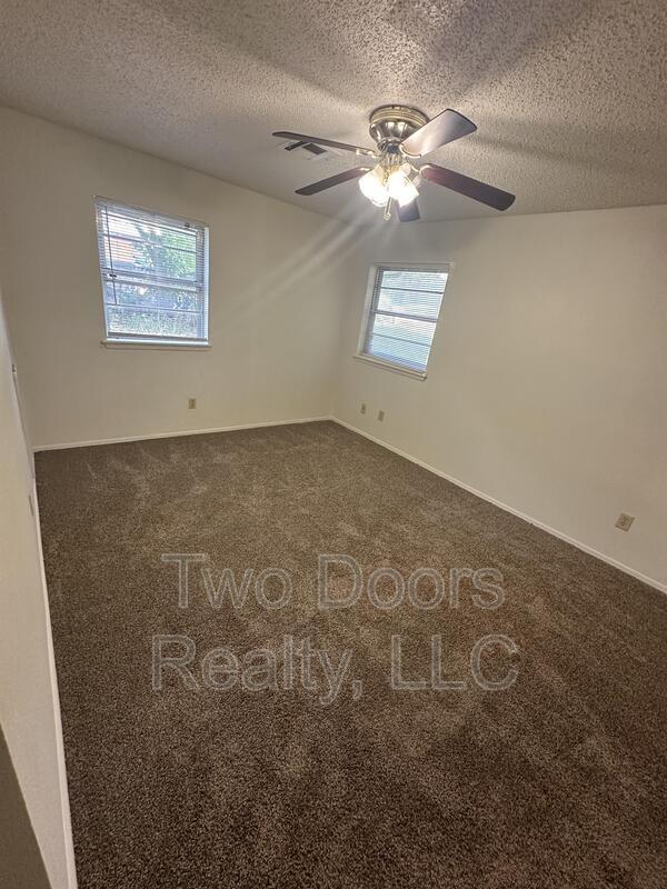 Building Photo - 2913 Gwendolyn Ln