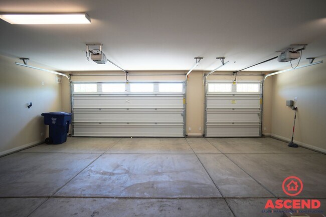 Building Photo - Glamorous Home in Seven Oaks Gated Community!