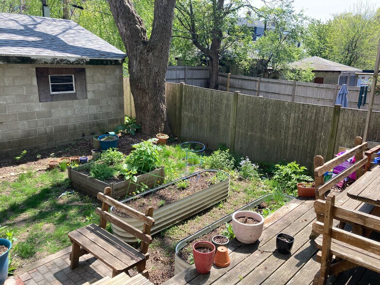 Building Photo - 184 School St