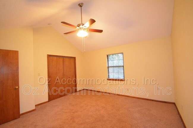 Building Photo - 311 NE Timbercreek Dr