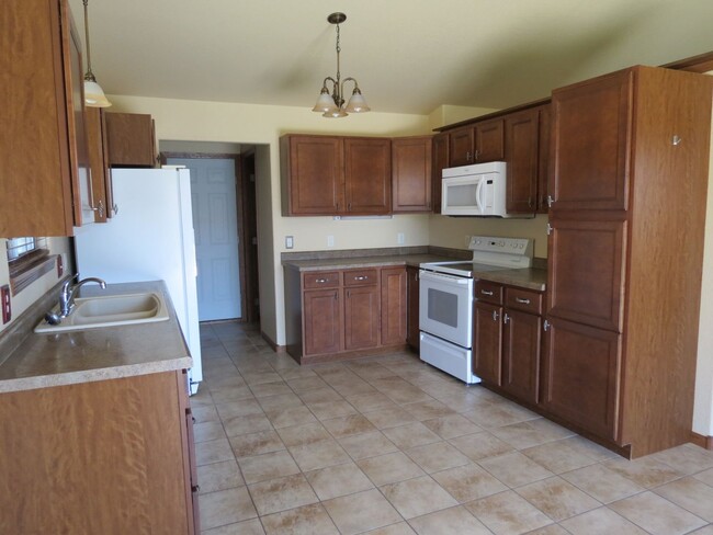 Building Photo - 2 BEDROOM | 2 BATH | TOWNHOME | GARAGE | S...