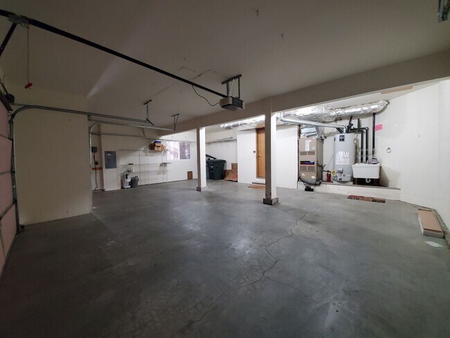 Building Photo - 4-Bedroom, 2.5-Bath located in Horn Rapids...