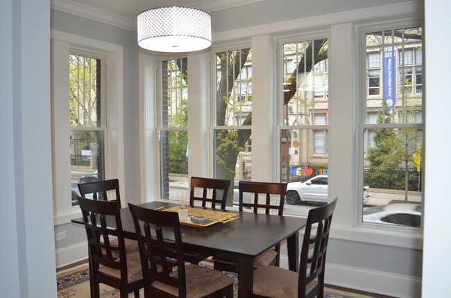 Building Photo - Luxury  3 bedroom duplex in Lakeview  www.CedarRealty.com