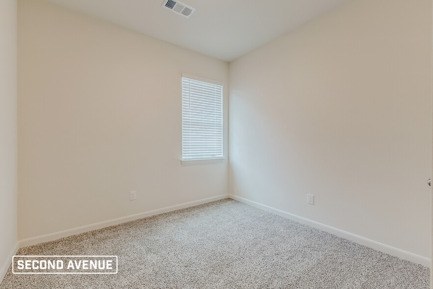 Building Photo - 1400 Woodwinds Dr