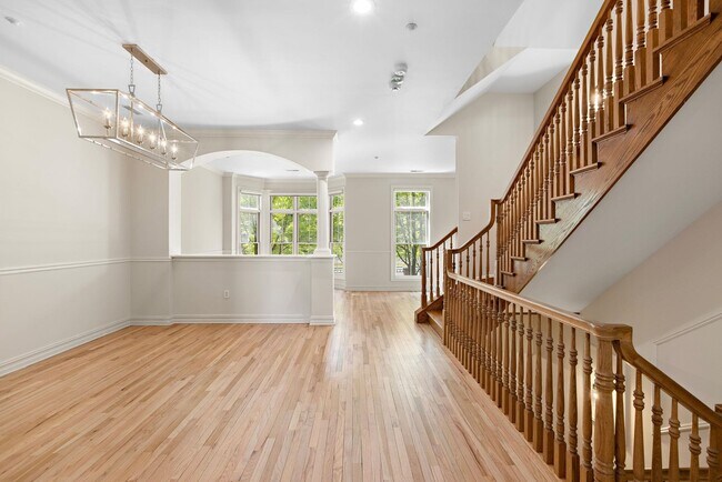 Building Photo - 16 Regency Pl