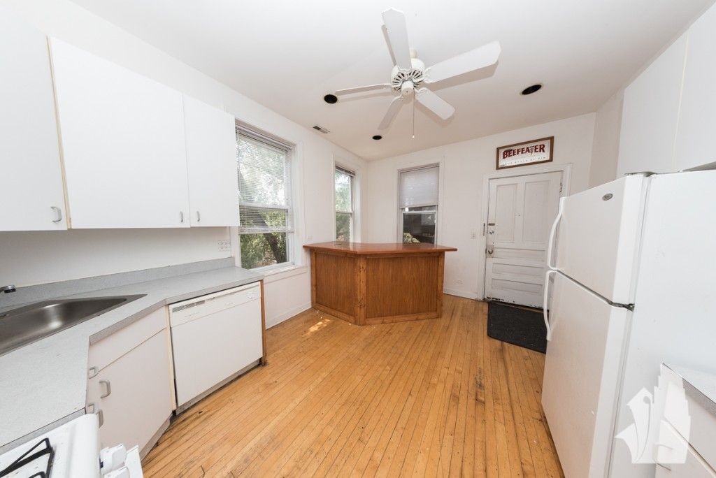 Building Photo - 2318 N Southport Ave