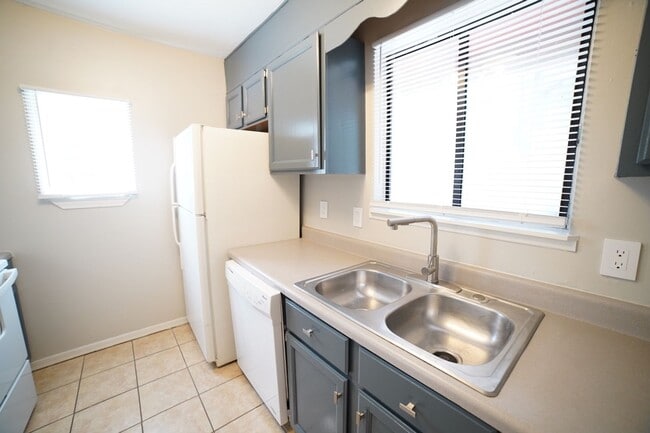 Building Photo - 2 bed / 1 bath Townhome on Tharpe