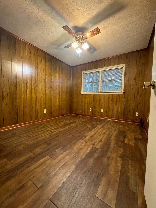 Building Photo - 702 Sandhurst Dr