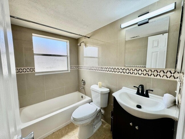 Building Photo - 10008 Twin Lakes Dr