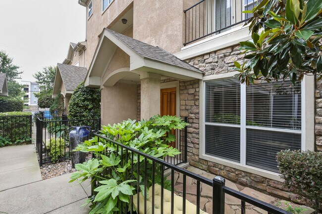 Building Photo - 3119 Cedarplaza Ln