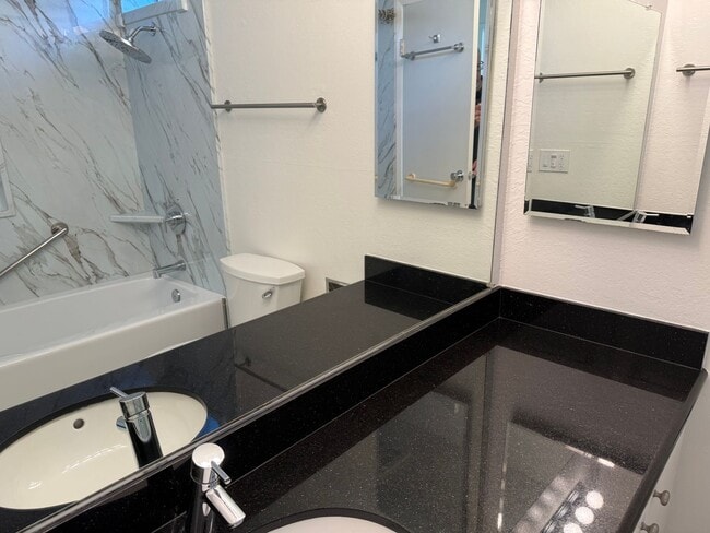 Building Photo - ONE BEDROOM ONE BATH UPDATED UPPER UNIT CONDO IN LARKSPUR ISLE