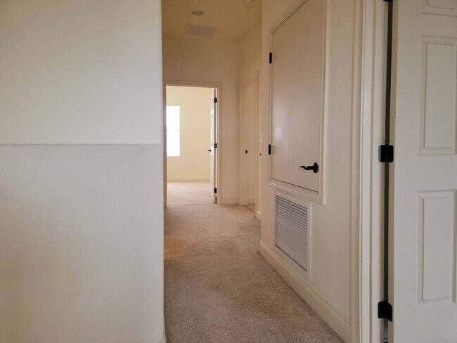 Building Photo - 4/2.5 TOWNHOME VILLA in Waterstone-Davenpo...