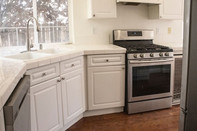 Building Photo - 3 bedroom 2.5 bathroom two-story rental in...