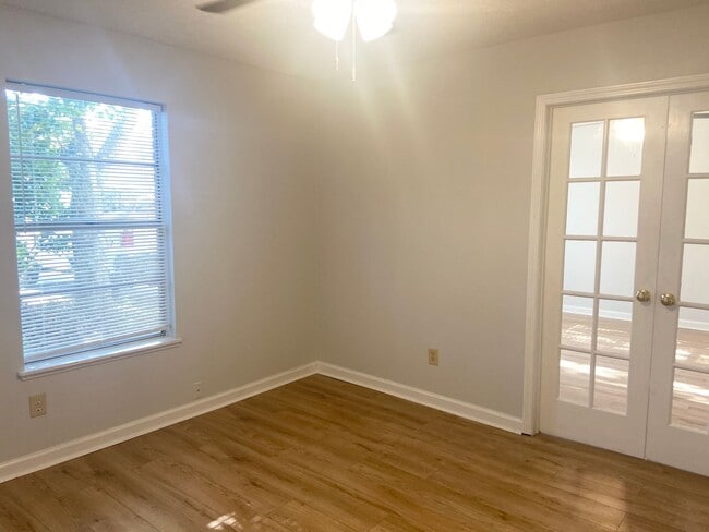 Building Photo - 2422 Johnson Dr