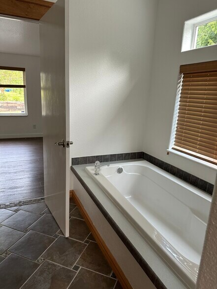 Master bathroom - 16817 188th Ave SE