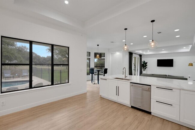 Building Photo - 608 Lakeway Dr
