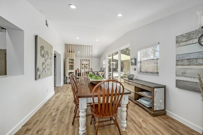 Building Photo - Beautiful pool home in Lockmar Estates