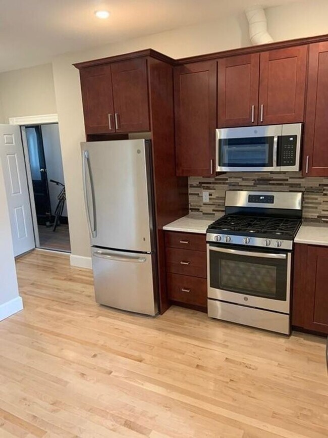 Building Photo - BU 1-bed split(2 Bedroom w/o LR) w/heat