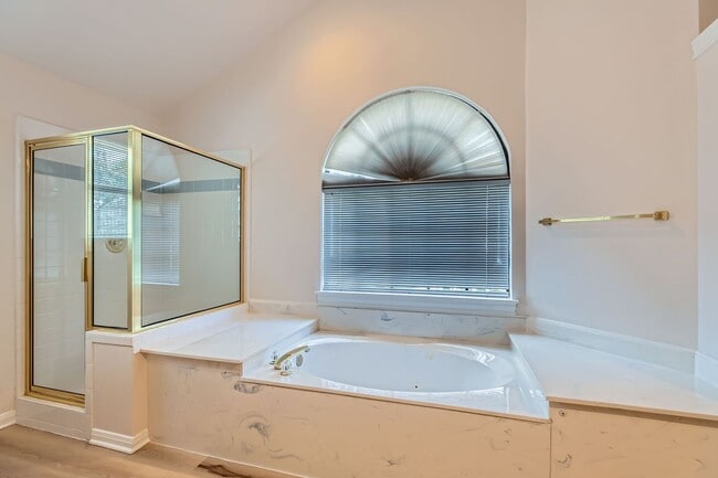 Building Photo - Beautiful 4-bedroom, 3-bath home in the de...