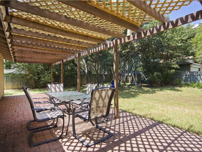 Building Photo - 3 bedroom Home - Large fenced yard - Shade...