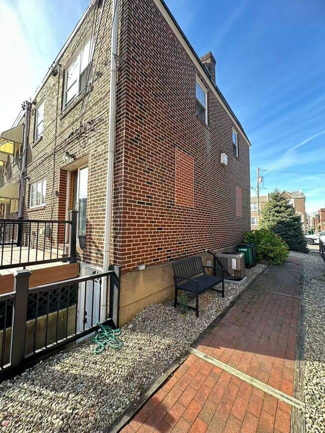 Building Photo - 3 bedroom 2 bath house in South Philly ava...