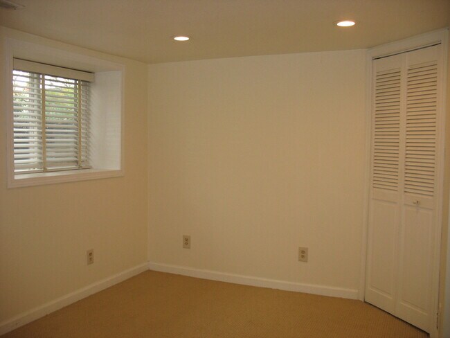Building Photo - N.E Rose City Bungalow Pet Friendly