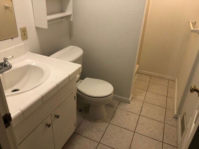 Building Photo - Updated 3 bedroom 3 bath house in Eugene!